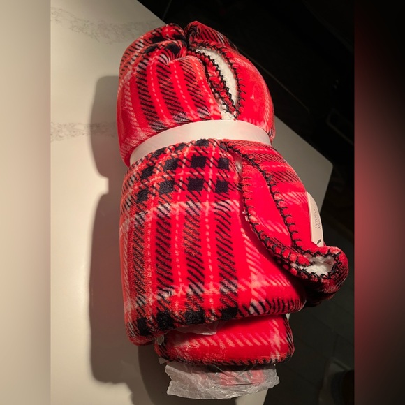 NWT Victoria’s Secret plush Red Plaid throw/Blanket. 50”x 60”. - Picture 6 of 7